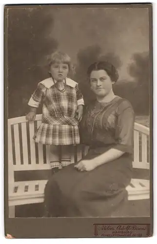 Fotografie Adolf Bruns, Hamburg, Hoheluftchaussee131 /133, Mutter mit kleiner Tochter auf einer weissen Bank
