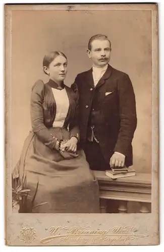 Fotografie W. Breuning Wwe., Hamburg, Berg-Strasse 26, Junges Paar in festlicher Kleidung