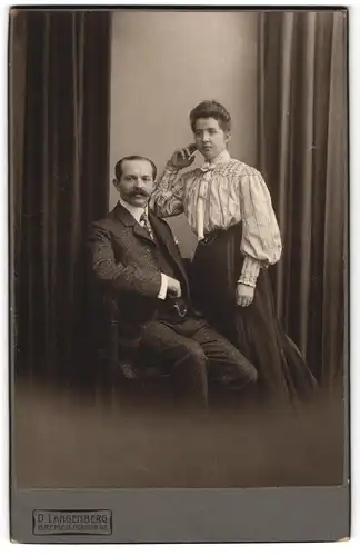 Fotografie D. Langenberg, Bremen, Nordstrasse 142, Bürgerlicher im Tweed-Dreiteiler und Dame in Rüschenbluse