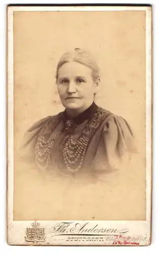 Fotografie Theodor Andersen, Stuttgart, Charlottenstr. 8, Ältere Dame im Kleid mit Kragenbrosche