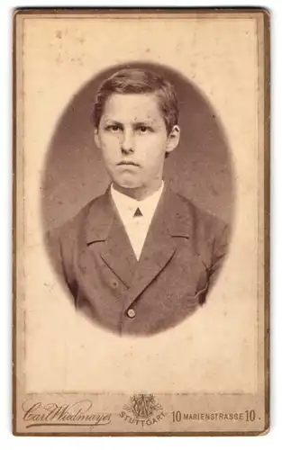 Fotografie Carl Wiedmayer, Stuttgart, Marienstr. 10, Junger Mann im Anzug mit Fliege