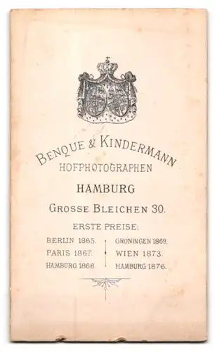 Fotografie Benque & Kindermann, Hamburg, Grosse Bleichen 30, Junge Frau in modischer Kleidung
