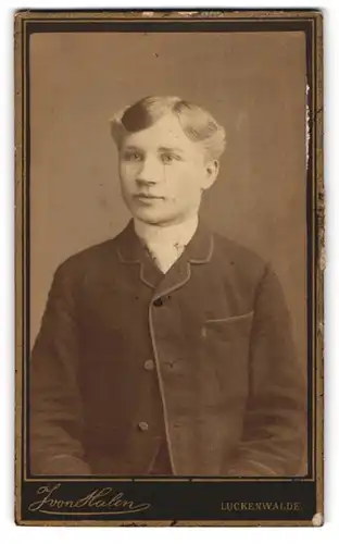 Fotografie J. von Halen, Luckenwalde, Breite Str. 21, Junger Herr im Anzug mit Krawatte