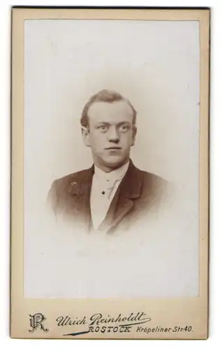 Fotografie Ulrich Reinhold, Rostock i /M., Kröpeliner Str. 40, Junger Herr im Anzug mit Krawatte