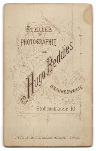 Fotografie Hugo Beddies, Braunschweig, Stobenstr. 10, Modisch gekleideter Herr mit Zwirbelbart