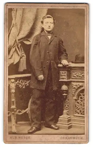 Fotografie Albert Hesse, Osnabrück, Herrenteichstr. 4, Junger Herr in modischer Kleidung