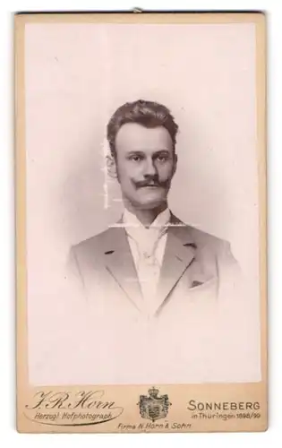 Fotografie J. R. Horn, Sonneberg i / Thür. Rosengasse 107, Eleganter Herr mit Schnauzbart