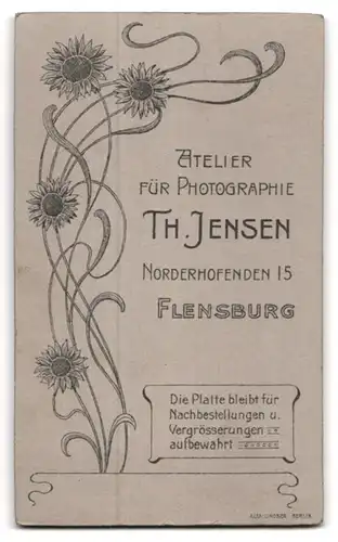Fotografie Th. Jensen, Flensburg, Norderhofenden 15, Kleines Kind in hübscher Kleidung