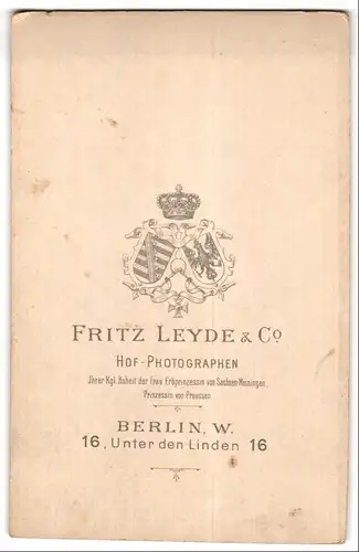 Fotografie Fritz Leyde & Co., Berlin-W, Unter den Linden 16, Eleganter Herr mit Schnauzbart