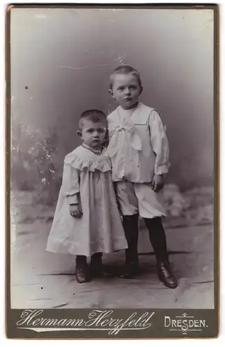Fotografie Hermann Herzfeld, Dresden, Altmarkt, Zwei Kinder in zeitgenössischer Kleidung