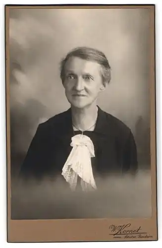 Fotografie W. Kornet, Bautzen, Ältere Dame mit zurückgebundenem Haar
