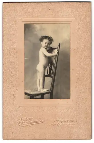 Fotografie B. Maurice, Charenton, 31 bis, Rue de St. Mandé, Nackiges Kind steht auf einem Stuhl