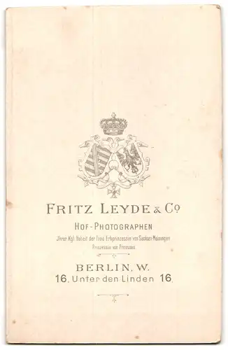 Fotografie Fritz Leyde & Co., Berlin-W., Unter den Linden 16, Eleganter Herr mit Schnauzbart