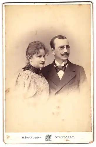 Fotografie H. Brandseph, Stuttgart, Junges Paar in hübscher Kleidung