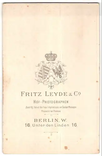 Fotografie Fritz Leyde & Co., Berlin-W., Unter den Linden 16, Eleganter Herr mit Schnauzbart