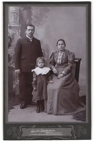 Fotografie Julius Grunewald, Oberneukirch, Bürgerliches Paar mit kleiner Tochter