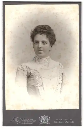 Fotografie X. Simson, Rosenheim, Münchenerstr. 6, Junge Dame mit zurückgebundenem Haar