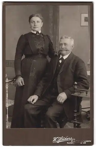 Fotografie W. Lüders, Hamburg-Barmbeck, Hamburgerstr. 129, Älteres Paar in hübscher Kleidung