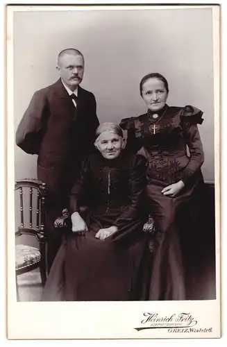 Fotografie Heinrich Fritz, Greiz, Weststr. 6, Ältere Dame mit junger Frau und Herrn in zeitgenössischer Kleidung
