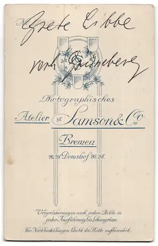 Fotografie Samson & Co., Bremen, Dornshof 26-28, Junge Dame im Kleid mit Buch in der Hand