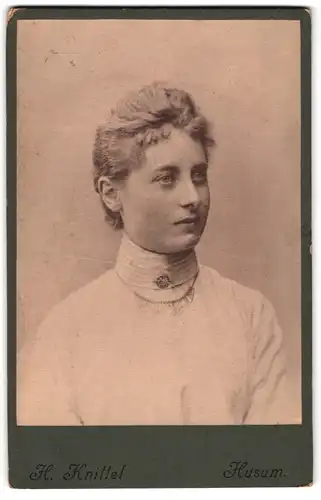 Fotografie H. Knittel, Husum, Junge Dame mit zurückgebundenem Haar