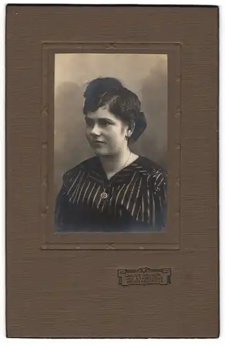Fotografie Julius Grusche, Neugersdorf i /S., Junge Dame mit moderner Frisur