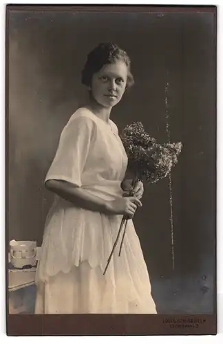 Fotografie Louis Schindhelm, Ebersbach i. S., Junge Dame in weisser Kleidung mit Klee