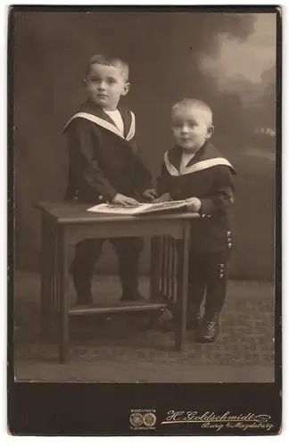 Fotografie H. Goldschmidt, Burg b. M., Schartauer Str. 9, Zwei Jungen in Matrosenanzügen mit Bilderbuch
