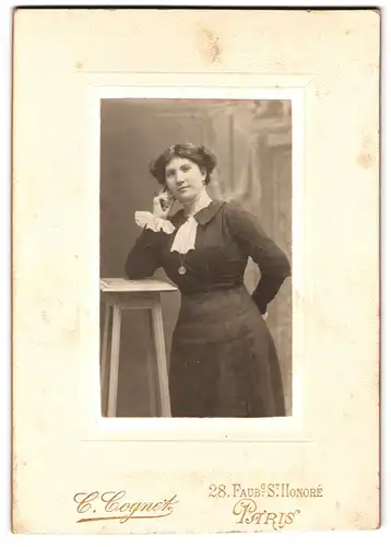 Fotografie C. Cognet, Paris, 28, Faubg. St. Honoré, Junge Dame im Kleid mit Medaillon