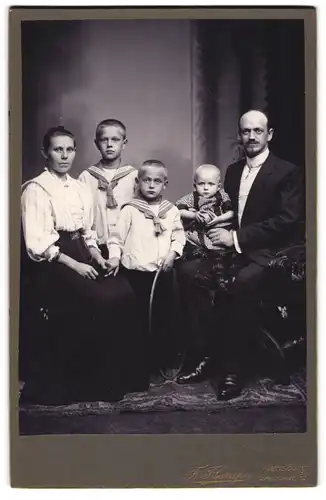 Fotografie F. Flarup, Flensburg, Grossestr. 75, Bürgerliches Paar mit zwei Jungen und Kleinkind
