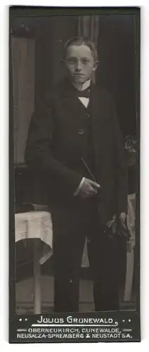 Fotografie Julius Grunewald, Oberneukirch, Junger Mann im Anzug mit Fliege und Handschuhen