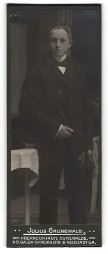 Fotografie Julius Grunewald, Oberneukirch, Junger Mann im Anzug mit Fliege und Handschuhen