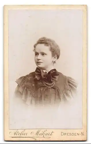 Fotografie Otto Wendt, Dresden-N., Bautznerstr. 29, Junge Dame im Kleid mit Halskette