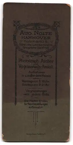 Fotografie Aug. Nolte, Hannover, Holzmarkt 6, Bürgerliches Paar mit Blumenstrauss