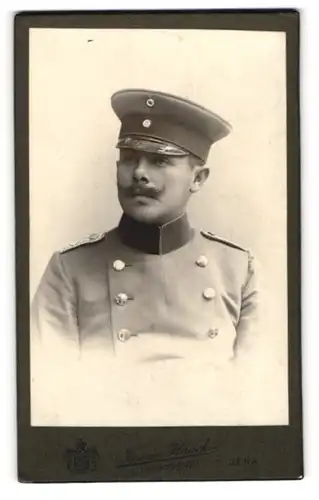 Fotografie Friedr. Haack, Jena, Am Gymnasium, Chevauleger in Uniform mit Schirmmütze