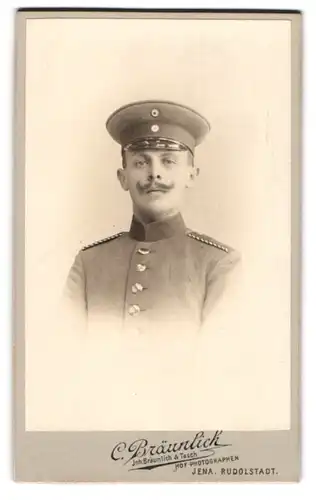 Fotografie C. Bräunlich, Jena, Teichgraben 5, Einjährig-Freiwilliger in Uniform mit Schirmmütze