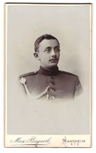 Fotografie Max Beyerle, Mannheim, Nächst der Breitenstrasse, Junger Soldat in Uniform mit fixierter Schützenschnur
