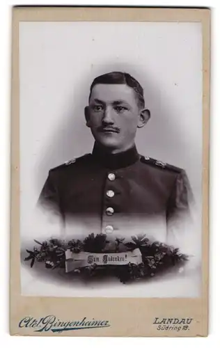 Fotografie Atelier Bingenheimer, Landau, Südring 18, Soldat des 18. Regts. in Uniform mit starken Augenringen