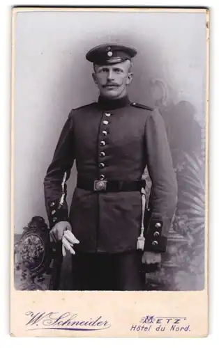 Fotografie W. Schneider, Metz, Hôtel du Nord, Soldat in Uniform mit Portepee an der Stechwaffe