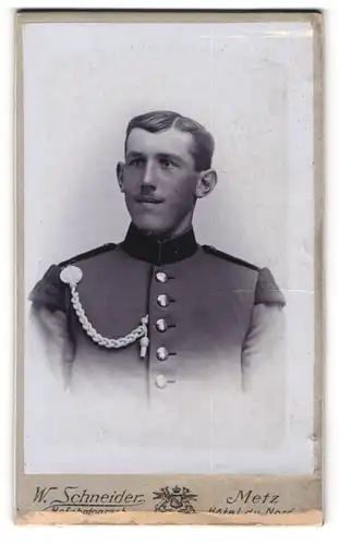 Fotografie W. Schneider, Metz, Hôtel du Nord, Musiker in Uniform mit fixierter Schützenschnur