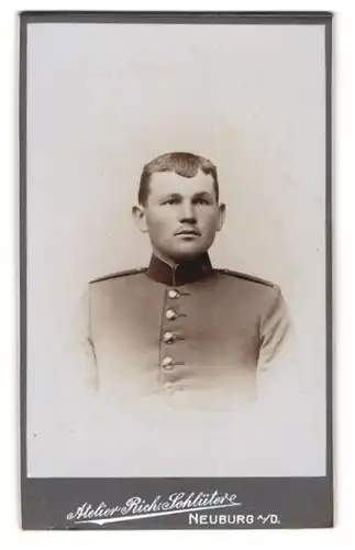 Fotografie Rich. Schlüter, Neuburg, Färberstrasse 85, Soldat mit kindlichem Gesicht in Uniform