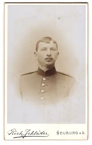 Fotografie Rich. Schlüter, Neuburg, Färberstrasse 85, Soldat in Uniform mit fragendem Gesichtsausdruck