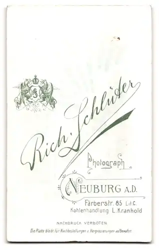 Fotografie Rich. Schlüter, Neuburg, Färberstrasse 85, Soldat in Uniform mit fragendem Gesichtsausdruck