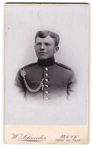 Fotografie W. Schneider, Metz, Hôtel du Nord, Soldat des 8. Rgts. in Uniform mit fixierter Schützenschnur