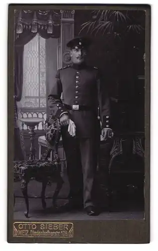 Fotografie Otto Sieber, Metz, Diedenhofnerstrasse 105, Soldat des 8. Rgts. in Uniform eine Zigarre rauchend