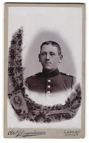 Fotografie Atelier Bingenheimer, Landau, Südring 18, Jung aussehender Soldat des 18. Rgts. in Uniform m. Oberlippenflaum