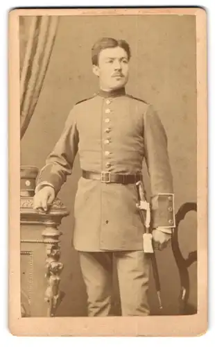 Fotografie Julius Ebner, München, Carlsplatz 14, Soldat in Uniform mit Portepee am Bajonett