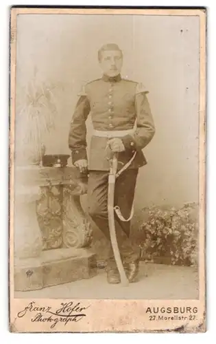 Fotografie Franz Hofer, Augsburg, Morellstrasse 27, Musikant in Uniform mit Portepee am Säbel