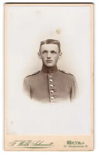 Fotografie F. Wilh. Schmidt, Metz, St. Medardenstrasse 10, Kindlich aussehender Soldat des 8. Rgts. mit grossen Augen