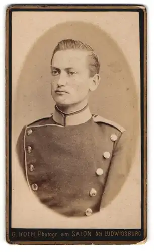 Fotografie G. Koch, Ludiwgsburg, Am Stuttgarterthor, Chevauleger in Uniform mit starrem Blick